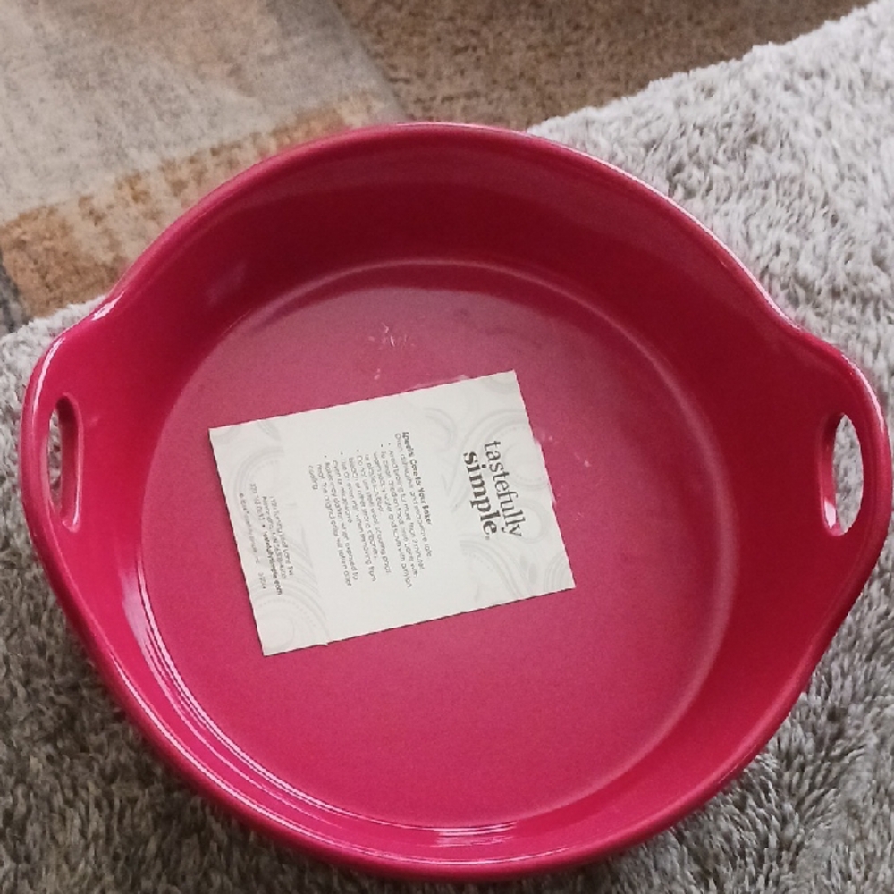 Tastefully Simple, small round baking dish with handles